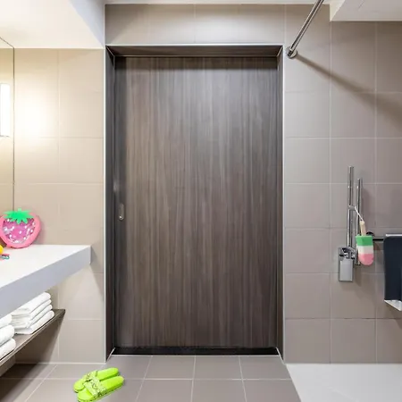 Moxy Berlin Airport 3*