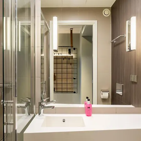 Hotel Moxy Berlin Airport 3*