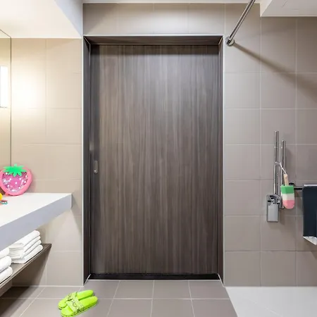 Moxy Berlin Airport Hotel 3*