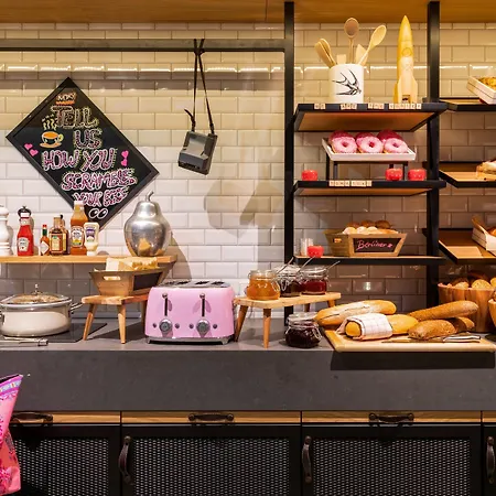 Hotel Moxy Berlin Airport 3*