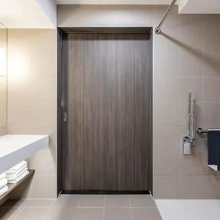 Hotel Moxy Berlin Airport 3*