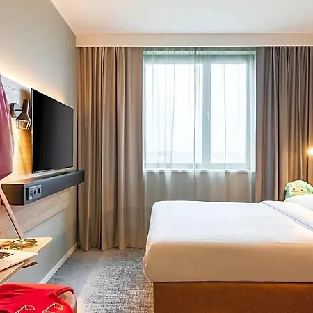 Moxy Berlin Airport 3*