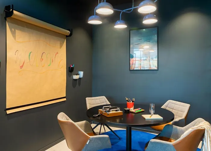 호텔 Moxy Berlin Airport 3*