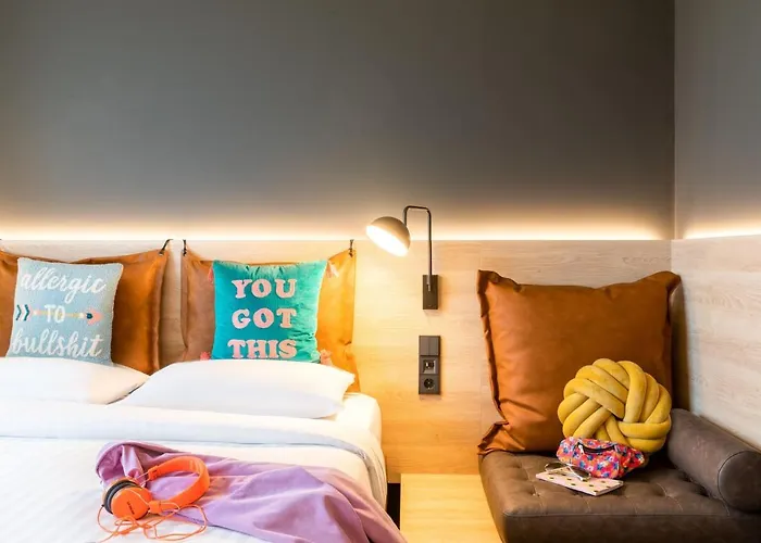 호텔 Moxy Berlin Airport 3*