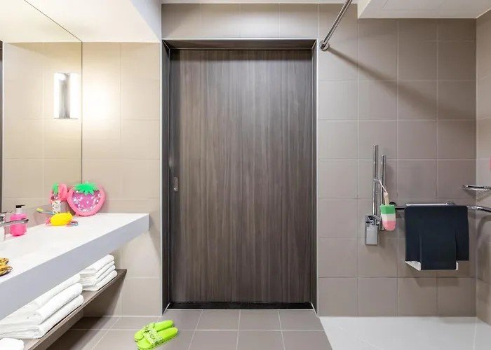 Moxy Berlin Airport 3*